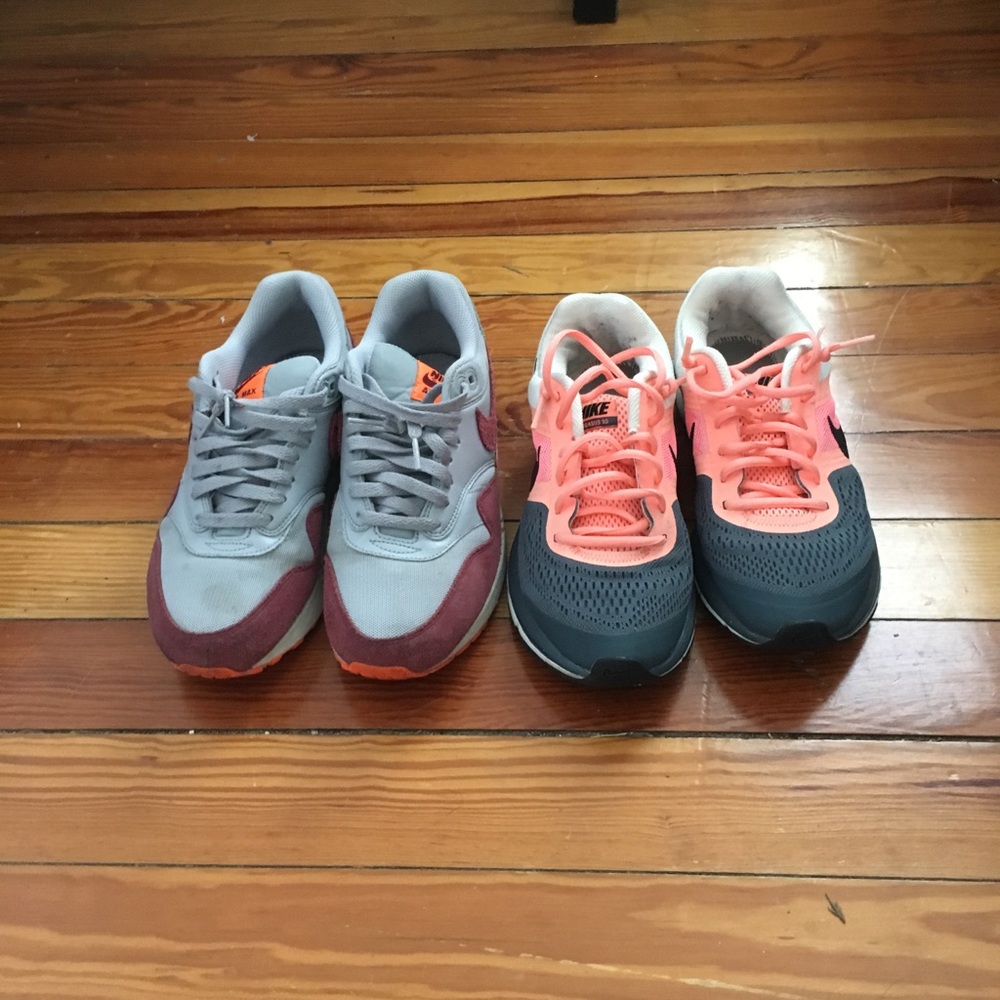 2 pair of Nike tennis shoes